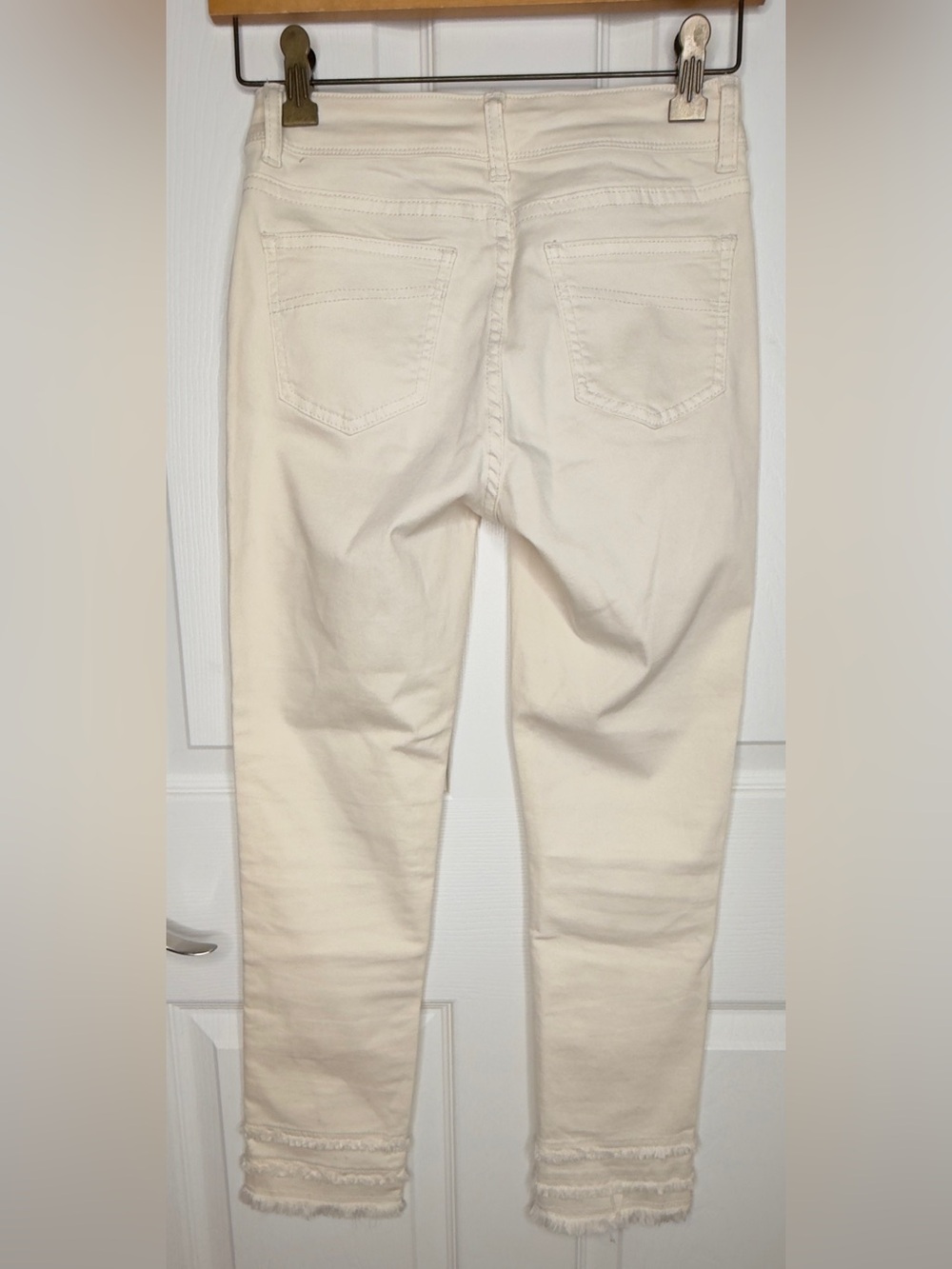 CHARLIE B Off White Ankle Frayed-Hem Jeans Size 0 - Picture 3 of 10